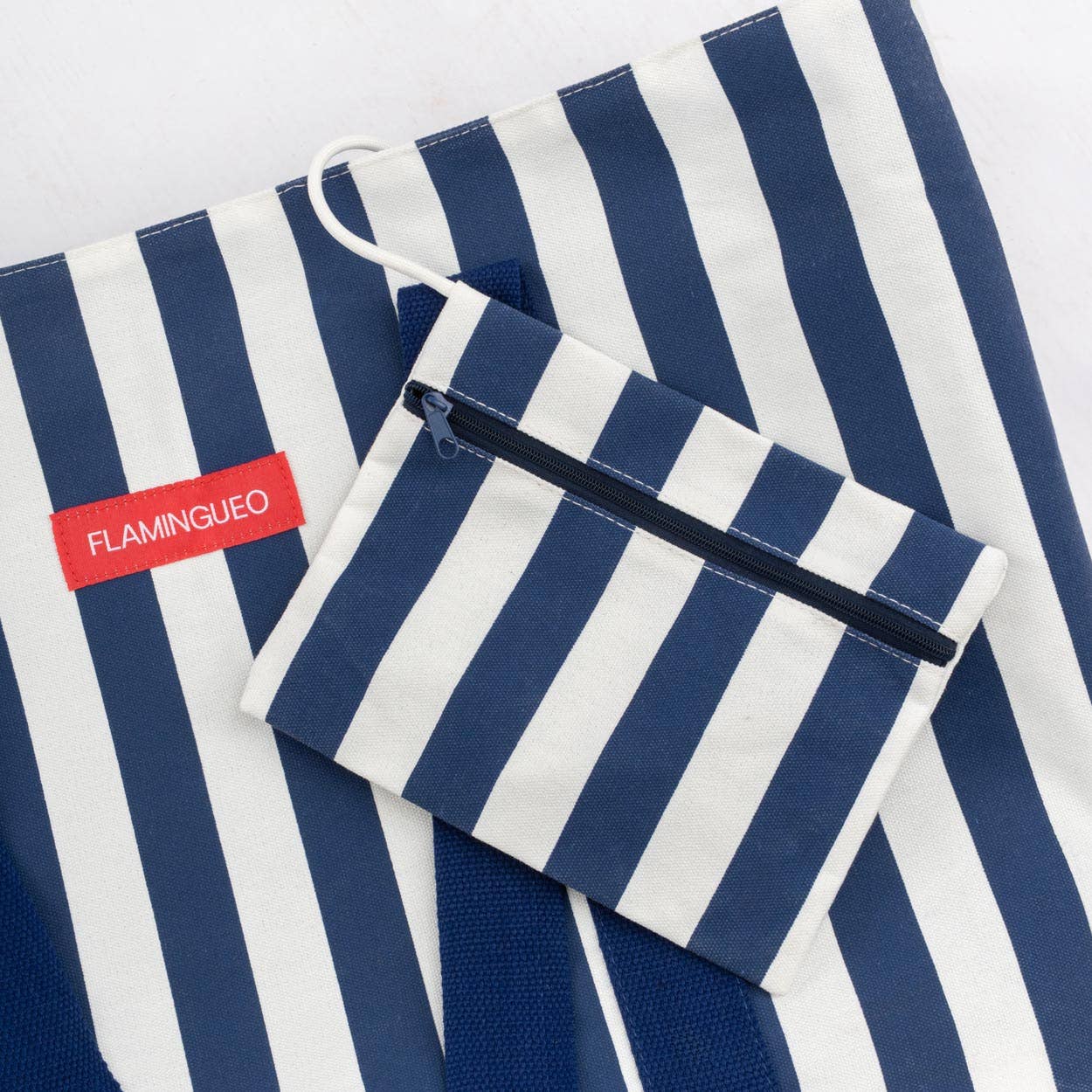 Große blaue Strandtasche mit Reißverschluss