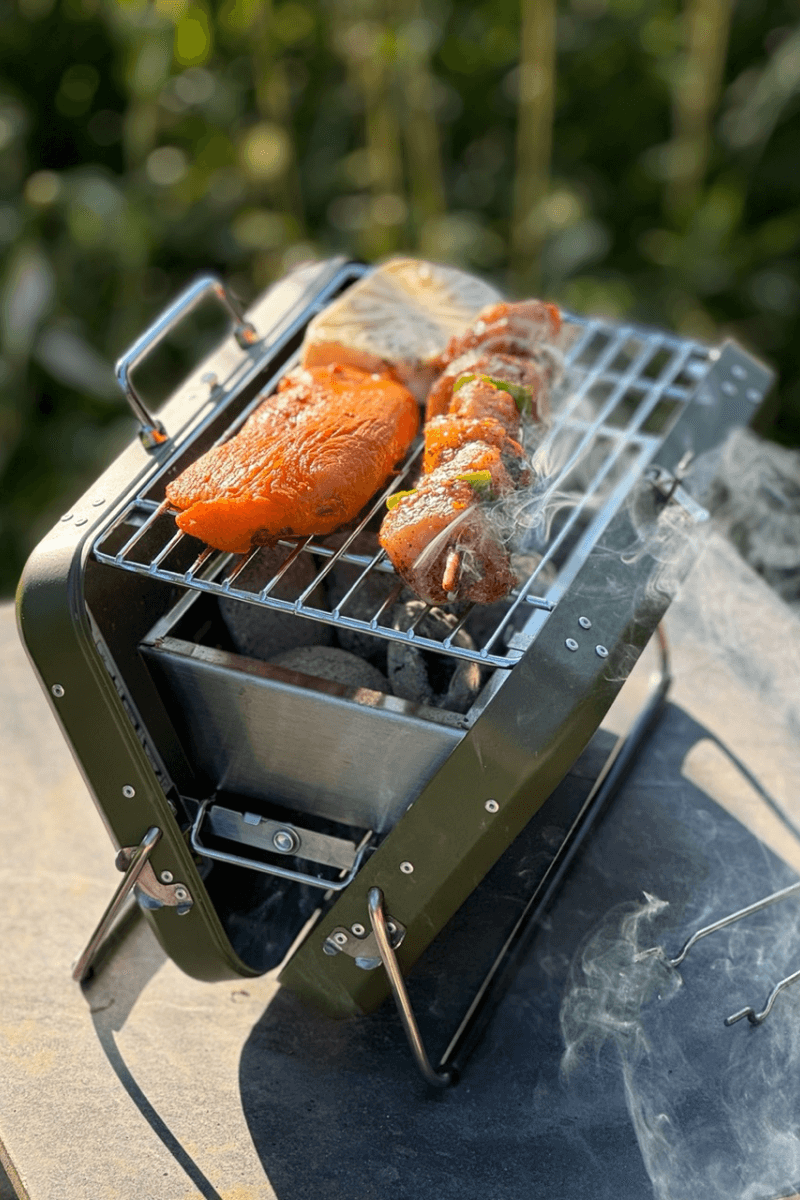 KIKIRIKIT Tragbarer zusammenklappbarer Holzkohlegrill in Jagdgrün