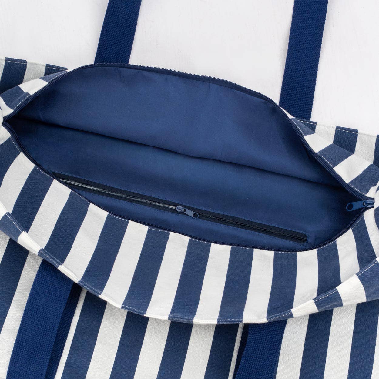 Große blaue Strandtasche mit Reißverschluss